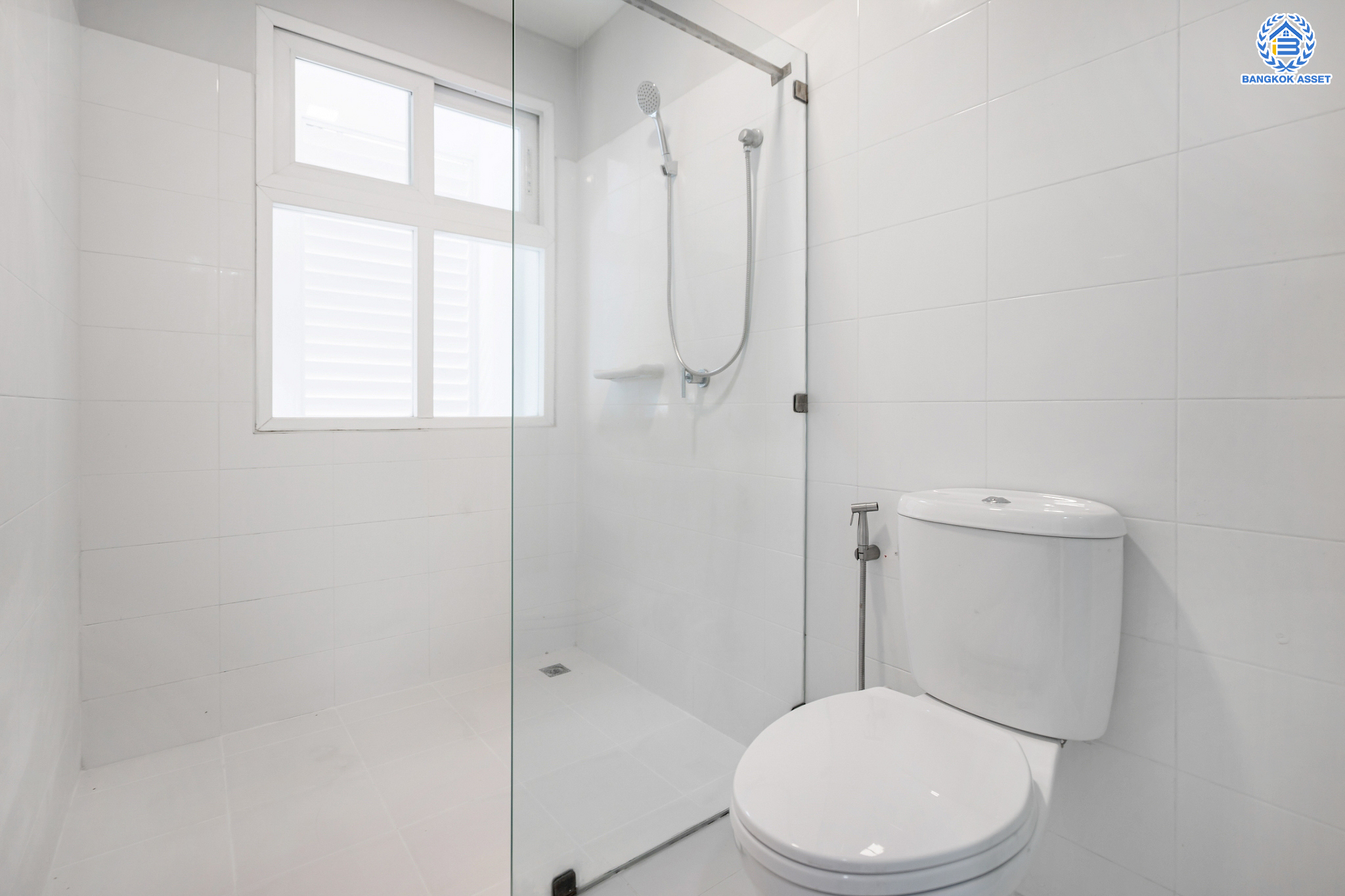 ทาวน์เฮ้าส์มือสอง 3 ชั้น ม.เดอะเทอเรซ ลาดพร้าว71 เนื้อที่ 21.6 ตร.ว. ฟังก์ชัน 3 ห้องนอน 4 ห้องน้ำ (ห้องนอนทุกห้องมีห้องน้ำในตัว) จอดรถได้ 2 คัน บนสุดยอดทำเลใจกลางเมือง! ตอบโจทย์ทุกไลฟ์สไตล์ ใจกลางห้างฯชั้นนำ เชื่อมต่อทั้งถนนเกษตร-นวมินทร์ , ลาดพร้าว , รัชโยธินฯ ใกล้ทางด่วนรามอินทรา เดินทางสะดวกสบาย ด้วยรถไฟฟ้าสายสีน้ำตาล "สถานีโรงเรียนสตรีวิทยา2"